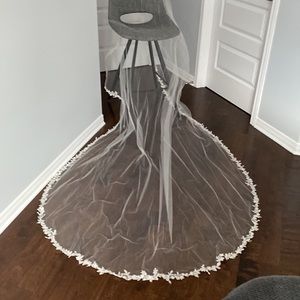 Long wedding vail , with comb attached about 3 meters long . Worn only once .